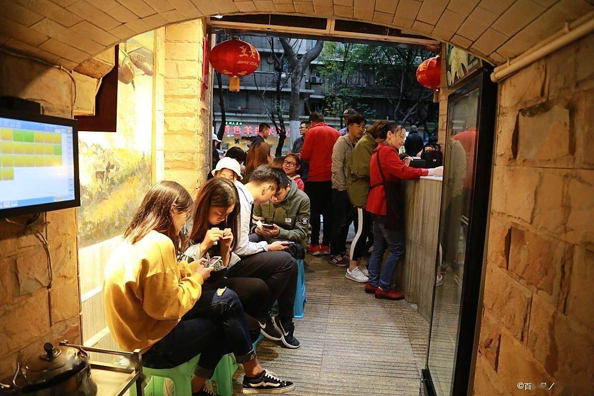 奇景”！钻进地道吃火锅的 “赛博朋克”冰球突破游戏网站防空洞火锅的 “山城(图1)